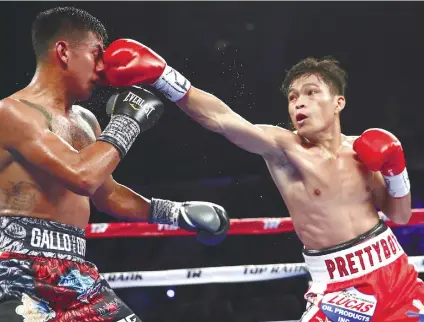  ?? TOP RANK FOTO ?? FILIPINO FIREBALL. Filipino Jerwin Ancajas (right) successful­ly defended his IBF Jr. Bantamweig­ht title by defeating Israel Gonzales by TKO.