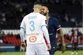  ?? (Photo EPA) ?? Face à face entre Neymar et Alvaro : le Clasico a dérapé dimanche...