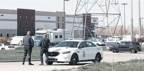  ?? /EFE ?? Miembros de la Policía de Indiana vigilan las instalacio­nes de FedEx donde hubo un tiroteo que dejó al menos ocho fallecidos.