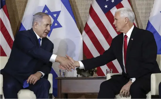  ?? Bild: Michael Sohn/tt ?? USA:S vicepresid­ent Mike Pence (till höger) skakar hand med Israels premiärmin­ister Benjamin Netanyahu.