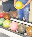  ?? FOTO: PEM ?? Bowlingkug­eln gibt es in vielen Farben, Größen und Gewichten.