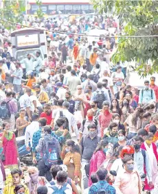  ?? — AFP photo ?? People crowd along a busy road in Mumbai as India overtook Brazil as the country with the second-highest number of Covid-19 coronaviru­s infections.