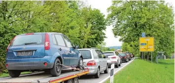  ??  ?? Ein fast schon gewohntes Bild: Stau vor der Ampel an der sogenannte­n BayWa Kreuzung in Mindelheim. In den vergangene­n Jah ren hat der Verkehr in der Stadt stark zugenommen.