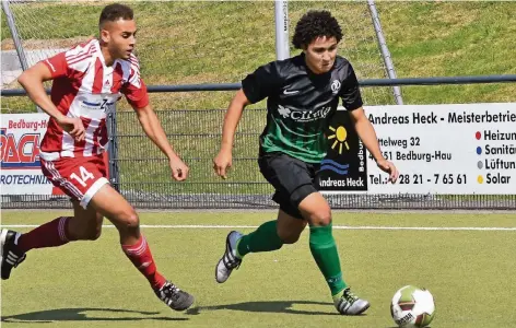  ?? RP-FOTO: STADE ?? Islam Ayman Mohamed Ahmed Akrab (r.) von der SGE Bedburg-Hau, hier im Laufduell gegen Raphael Mandel vom FC Moers-Meerfeld