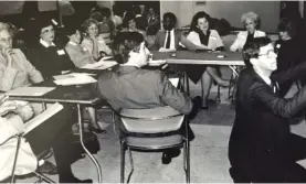  ?? CHATTANOOG­A PUBLIC LIBRARY ?? Ron Littlefiel­d, then executive director of Chattanoog­a Venture, right, records the group’s ideas while directing a meeting during the Vision 2000 community-based planning process, which began in 1984.