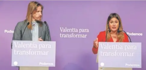  ?? ?? Los coportavoc­es de Podemos Pablo Fernández y Alejandra Jacinto ayer en la sede del partido, en Madrid // EFE