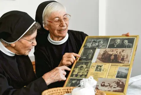  ?? Fotos: Silvio Wyszengrad ?? Schwester Edelwina (links) feierte Ende März ihren 100. Geburtstag im Augsburger Kloster Maria Stern. Sie wohnt seit etwa fünf Jahren im Schwestern‰ und Pflegeheim in Bergheim. Mit ihrer Vertrauten, Schwester Esther, betrachtet sie eine Collage mit Fotos aus ihrem Leben.