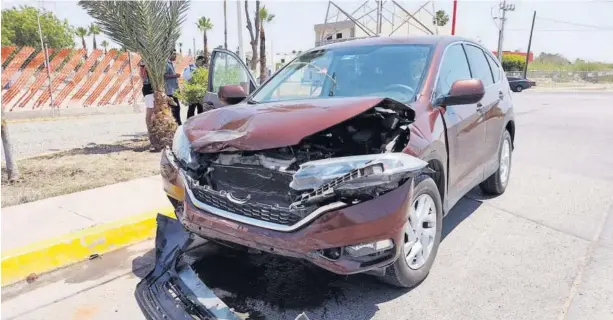  ?? FOTO: NOEL VIZCARRA ?? > La vagoneta se llevó la peor parte y es que el frente quedó totalmente destrozado.