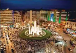  ??  ?? Dall’alto una visione dell’Acropoli di Atene vista dalla Biblioteca di Adriano, inaugurata nel 132 d.C..
Sotto il mercato del pesce della capitale greca. Qui sopra piazza Omonia, ristruttur­ata di recente,
che si trova nel centro della città