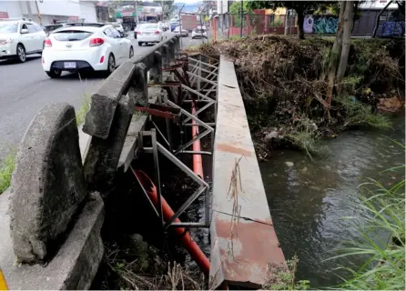  ?? ALONSO TENORIO ?? El puente sobre el río María Aguilar, a su paso por San Francisco de Dos Ríos, San José, presentaba una condición “alarmante” en noviembre del 2023, cuando fue captada la imagen.