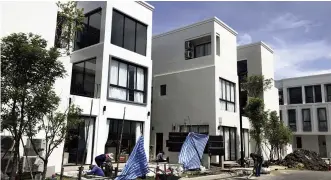  ?? The Yomiuri Shimbun ?? Residentia­l buildings under constructi­on are seen on the outskirts of Bangkok in August.