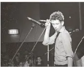  ?? FOTO: ANDREW CATLIN/ MM FILMPRESSE ?? Shane MacGowan bei einem Auftritt mit The Pogues im Jahr 1988.