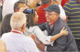  ?? JERO MORALES / EFE ?? Guillermo Fernández Vara saluda a la militancia socialista, ayer en Mérida.