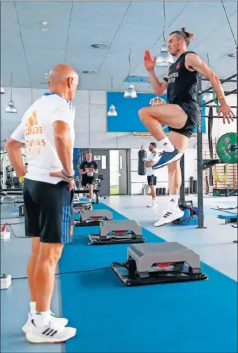  ??  ?? Pintus supervisa a Bale en el gimnasio de Valdebebas.
