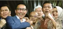  ?? HENDRA EK/JAWA POS ?? SALAM KOMANDO: Komjen Pol Idham Azis (kanan) bersama Ketua Komisi III DPR Herman Hery dan anggota komisi III di kediaman Idham kemarin.