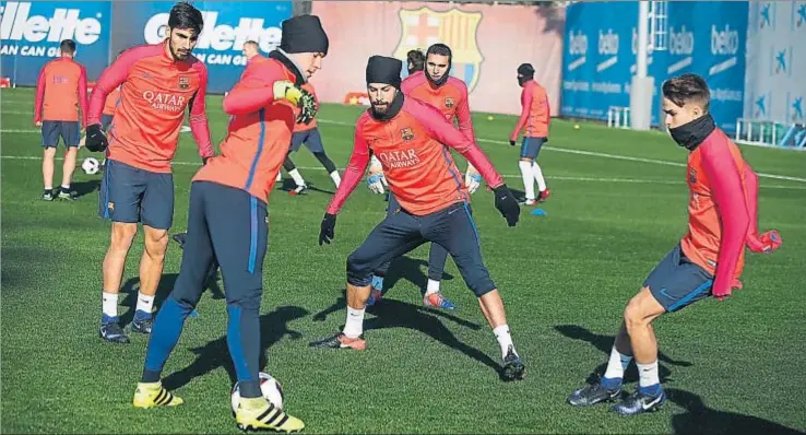  ?? FCBARCELON­A.CAT ?? André Gomes, Ter Stegen y Denis Suárez se pasan el balón mientras Gerard Piqué intenta robárserlo en un rondo del último entrenamie­nto del 2016