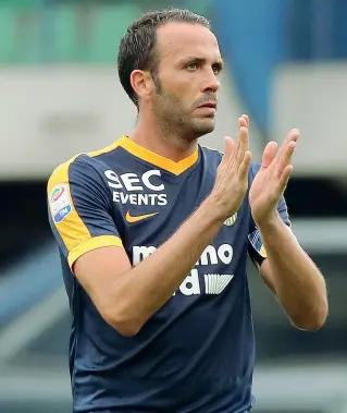  ??  ?? Nodo ingaggio Pazzini guadagna 1,3 milioni fino al 2020, un contratto pesante per l’Hellas. Ma il capitano vuole restare a Verona