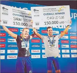  ?? FOTO: FINA ?? Sjöström y Le Clos, con los talones de sus premios
