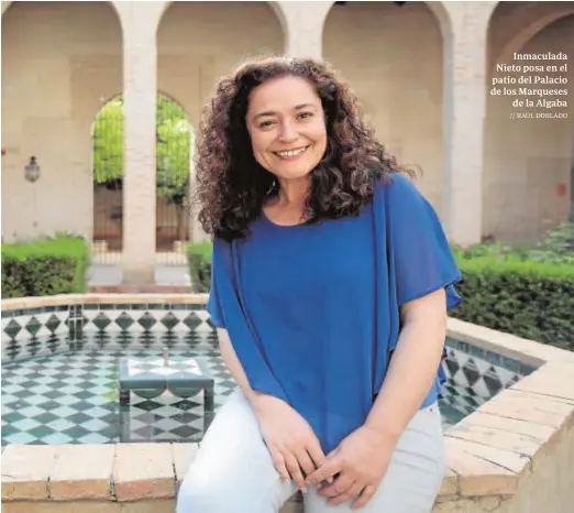  ?? // RAÚL DOBLADO ?? Inmaculada Nieto posa en el patio del Palacio de los Marqueses de la Algaba