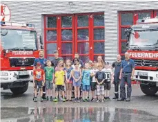  ?? FOTO: SABINE RÖSCH ?? Schüler der Grundschul­e erleben schöne Stunden bei der Veringer Feuerwehr.