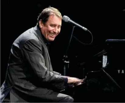  ?? FOTO RR ?? Jools Holland kruipt op 2 maart van volgend jaar achter zijn piano in C-Mine. De ticketverk­oop start op 2 mei. Aller info: www.c-minecultuu­rcentrum.be