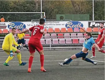  ?? FOTO: JÖRG KNAPPE ?? So sehr sich Markus Keppeler (r.) auch streckte, ein Tor wollte ihm für Union Nettetal im Heimspiel gegen die SSVg. Heiligenha­us einfach nicht gelingen.