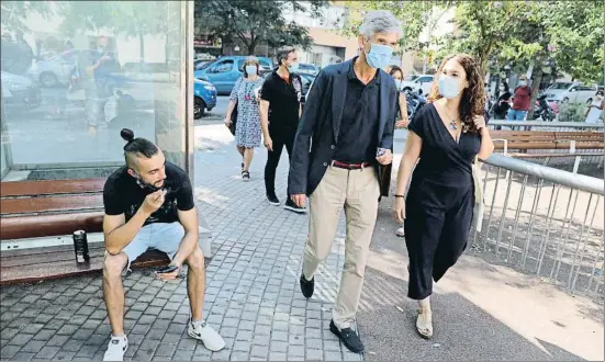  ?? XAVIER CERVERA ?? Un veí fuma a menys de dos metres del secretari de Salut Pública, Josep Maria Argimon, i de la tinenta d’alcalde Laura Pérez a Torre Baró