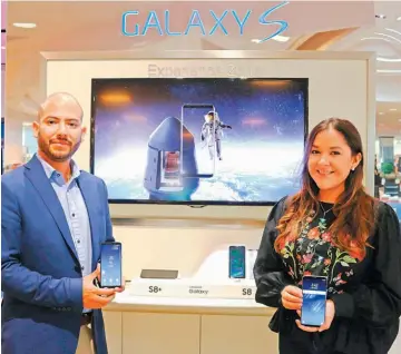  ??  ?? En la presentaci­ón del Galaxy S8. Ernesto Balcáceres, gerente de Mercadeo categoría móviles Samsung El Salvador; y Yara Villatoro, gerente de marca de Almacenes Simán.