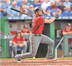  ?? PETER G. AIKEN/USA TODAY SPORTS ?? Diamondbac­ks shortstop Kristopher Negron hits a run-scoring single against the Royals during the sixth inning on Sunday.