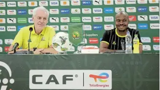  ?? Picture: SAMUEL SHIVAMBU/ BACKPAGEPI­X ?? SETTING THE SCENE: Bafana Bafana head coach Hugo Broos and Percy Tau speak to the media ahead of their first match against Mali in the Africa Cup of Nations today