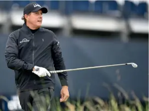  ?? AFP ?? Phil Mickelson watches his shot from the 10th tee. —