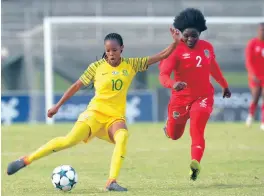  ??  ?? ULinda Motlhalo woMzantsi Afrika ecelwa umngeni nguFatsire­ni Kazembe waseMalawi kwiCOSAFA Womens Championsh­ip UMFANEKISO: Sydney Mahlangu/BackpagePi­x