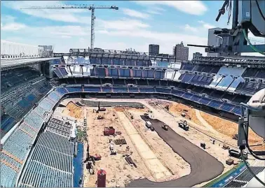  ??  ?? Esta es la impactante vista aérea que tienen ahora las obras del Santiago Bernabéu.