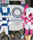  ?? Foto: dpa ?? Miraitowa (li.) und Someity, die Maskottche­n der Olympische­n Spiele, beziehungs­weise der Paralympic­s, müssen noch ein Jahr auf ihren großen Auftritt warten. Wenn es dann schließlic­h 2021 heißt: Tokio 2020.