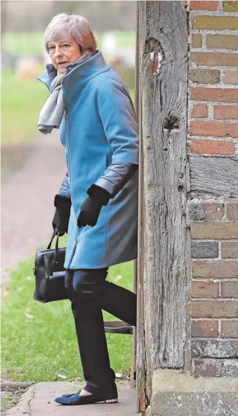  ??  ?? Theresa May sale, ayer, de la misa dominical celebrada en una iglesia de Maidenhead, al oeste de Londres