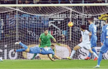  ?? ANSA ?? Lo splendido gol di Tonelli che ha deciso Empoli-Lazio