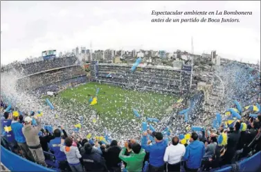  ??  ?? Espectacul­ar ambiente en La Bombonera antes de un partido de Boca Juniors.