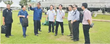  ??  ?? Wong (fourth left) inspects the site for the state-level Malaysia Day celebratio­n at Sibu Town Square Phase I. He is joined by Hii (fourth right), Khir (third left), Awang Ikman (second left) and others.