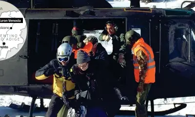  ?? (foto Esercito via Ansa) ?? I soccorsi L’esercito impegnato nell’evacuazion­e con gli elicotteri degli ospiti e del personale del Langtaufer­er Hof di Curon Venosta, in Alto Adige, lambito da una valanga. Il ponte aereo ha messo in salvo 150 persone