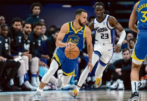  ?? Godofredo A. Vásquez/Associated Press ?? Stephen Curry, left, again showed a penchant for turnovers with six in the play-in loss to the Kings.