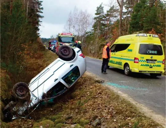  ?? FOTO: THORVALD KNUDSEN ?? HARDT SKADET: En eldre kvinne ble hardt skadet i en trafikkuly­kke på fylkesvei 351 ved Gjernes i Risør mandag formiddag.