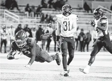  ?? Joe Buvid / Contributo­r ?? Spring receiver Cadyn Bradley dives into the end zone after catching a pass from his brother Aldyn in the first half of the team’s 49-21 win Thursday in the first game at Spring ISD’s new Planet Ford Stadium.