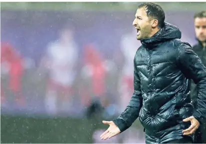  ?? FOTO: DPA ?? Allein im Leipziger Regen: Schalkes Trainer Domenico Tedesco leistete wie üblich viel Laufarbeit an der Seitenlini­e. Zum großen Erfolg reichte das nicht.