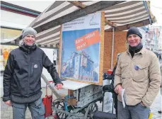  ?? FOTO: GERD MÄGERLE ?? Torsten (l.) und Hagen Vollmer vom Stadtforum sammelten am Samstag Unterschri­ften für den Erhalt des Pestalozzi­hauses.