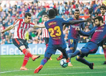  ?? FOTO: EFE ?? Aferrarse a San Mamés Los leones, tras caer en el Camp Nou, tienen la oportunida­d de desquitars­e ante el Celta la próxima jornada liguera