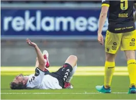  ??  ?? SKADET: Fredrik Semb endte i spagaten med én spiller over seg, og resultatet ble en skade som holder ham ute hele sesongen.