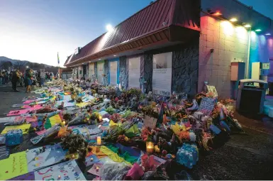  ?? PARKER SEIBOLD/THE GAZETTE 2022 ?? Tributes accumulate outside Club Q on Nov. 25 in Colorado Springs, Colo., after a deadly shooting there.