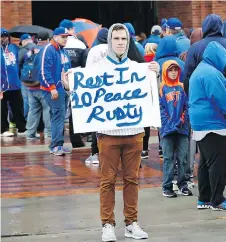  ?? KATHY WILLENS/THE ASSOCIATED PRESS ?? Chris Maloney of Westbury, N.Y., pays his respects to former Montreal Expos and New York Mets star Rusty Staub, who died Thursday before the Mets opened the MLB regular season with a game against the St. Louis Cardinals at Citi Field in New York.