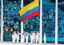  ??  ?? Izamiento de la bandera de Colombia, país anfritrión.