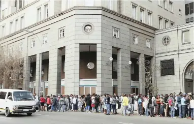  ?? PICTURE: SIMPHIWE MBOKAZI/AFRICAN NEWS AGENCY (ANA) ?? DESPERATE: Thousands of unemployed youth queue to hand in their CVs at Johannesbu­rg Roads Agency’s head office in central Johannesbu­rg in the hope of being employed.